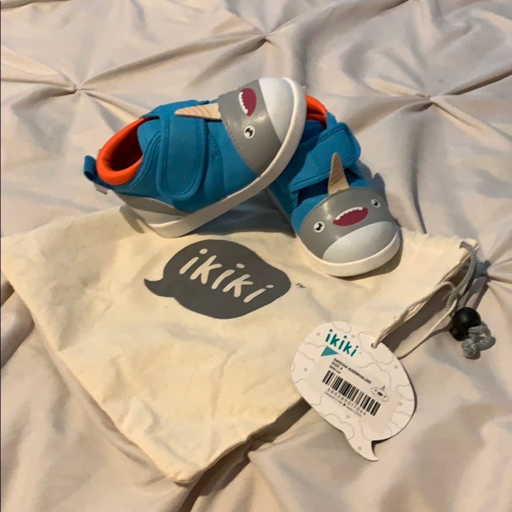 Ikiki Toddler Size 6 Shark Sneakers with Sounds